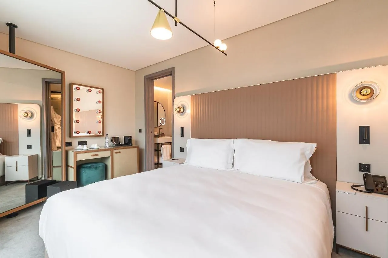 Luster Hotel Lisboa 4*,